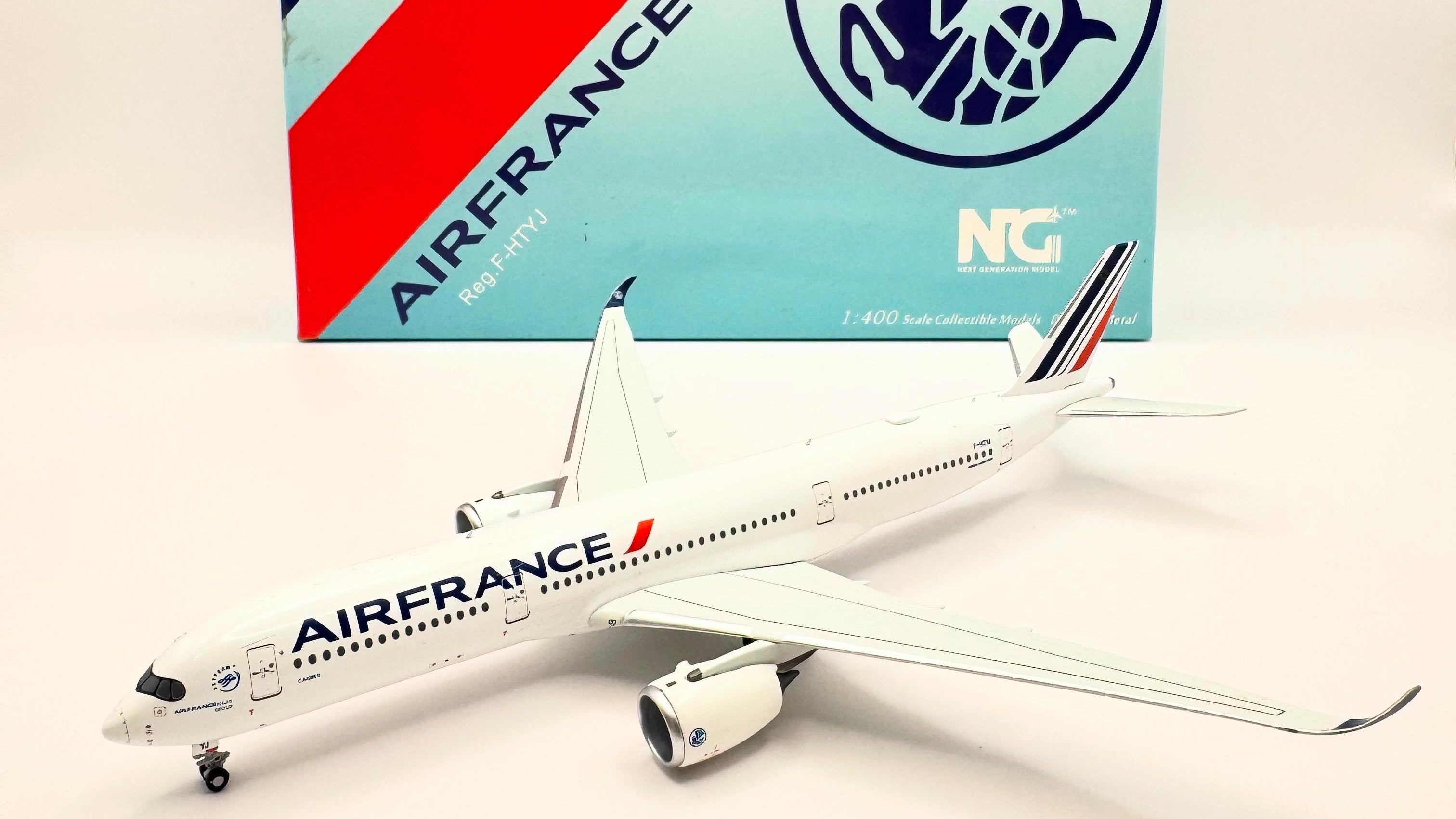 Model of an Airbus A350-900 Air France airplane in front of a branded display box.